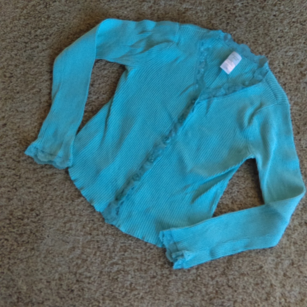 Blue ribbed shirt with lace trim